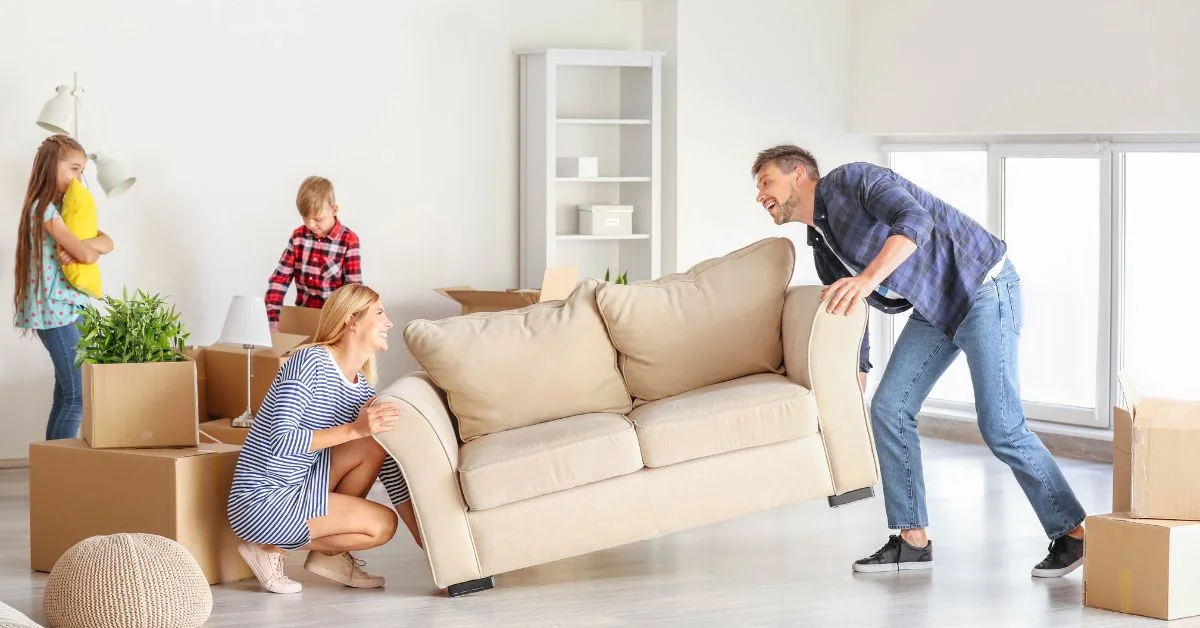 Familie med ny sofa fra møbel outlet